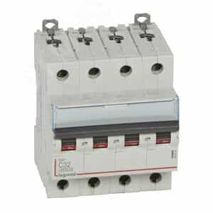 Выключатель автоматический четырехполюсный 32А С DX3 6kA/10kA (407931)